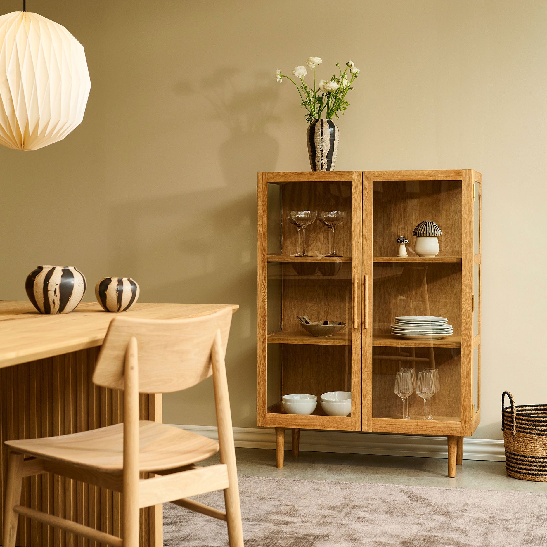 Akeru II vitrineskab, Egetræ 90x126 cm